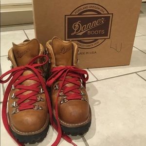 Danner Mountain Light Cascade Women's Boots SZ 9M